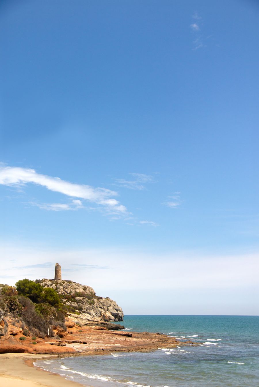 Torre de la Colomera sobre acantilado con el mar Mediterráneo.