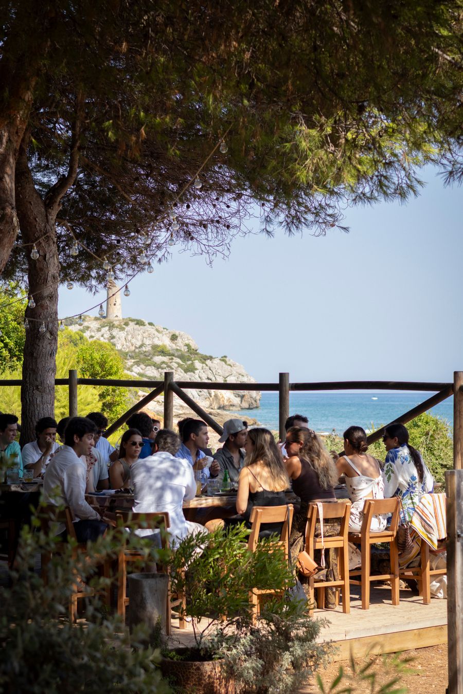 Comida al aire libre con vistas al mar y la Torre de la Colomera.